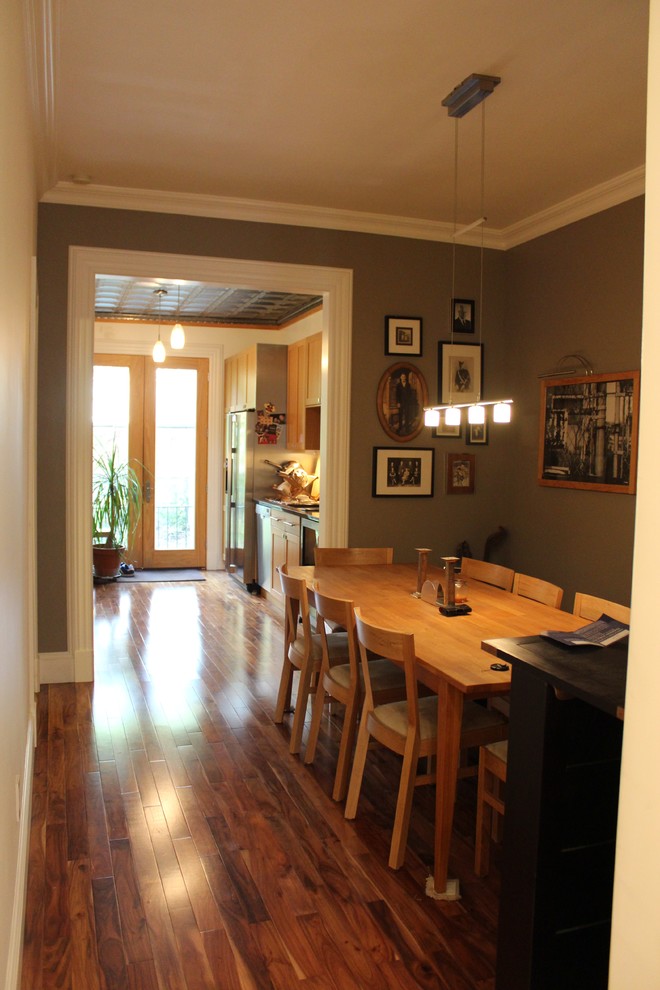 Ejemplo de comedor de cocina ecléctico de tamaño medio con paredes grises y suelo de madera en tonos medios