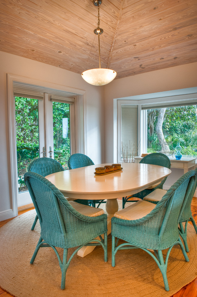 Ispirazione per una sala da pranzo aperta verso la cucina costiera di medie dimensioni con pareti bianche e pavimento in legno massello medio