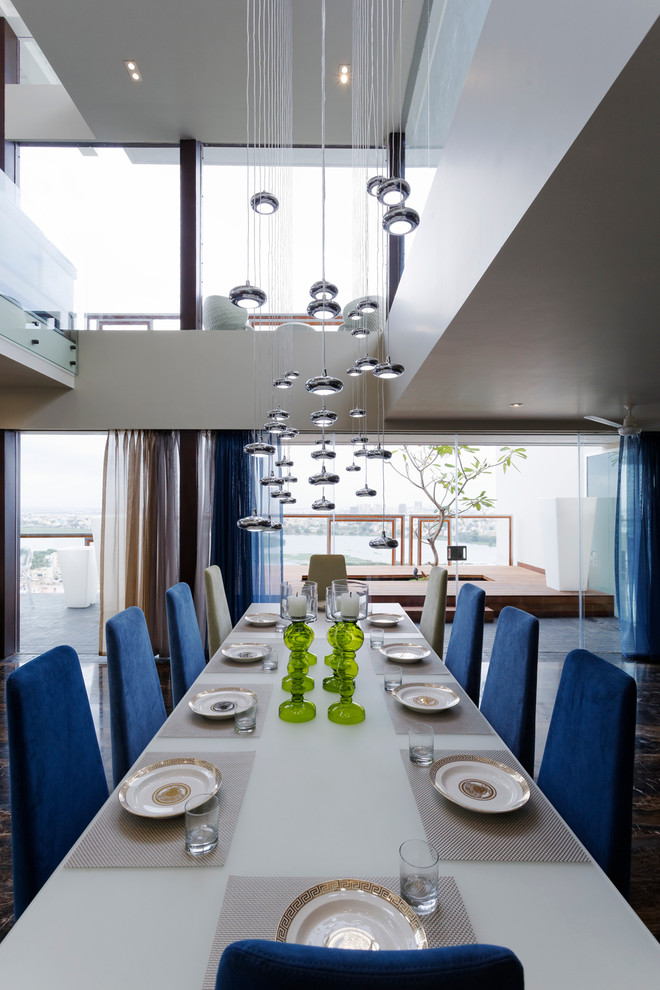 Foto di una sala da pranzo aperta verso il soggiorno minimal di medie dimensioni con pareti bianche
