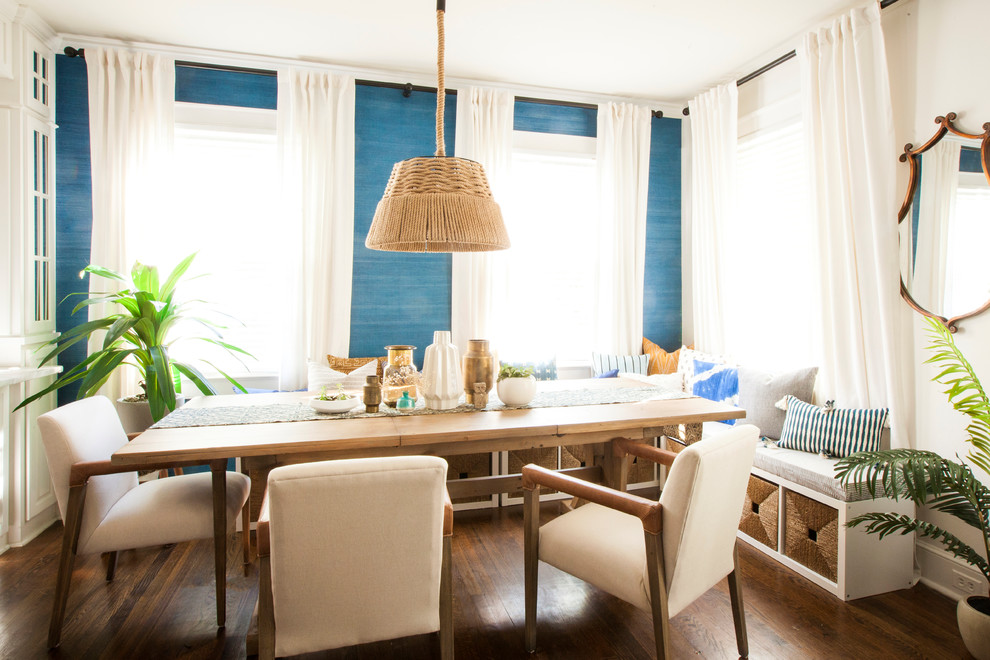 Пример оригинального дизайна: столовая в морском стиле с синими стенами, темным паркетным полом и коричневым полом