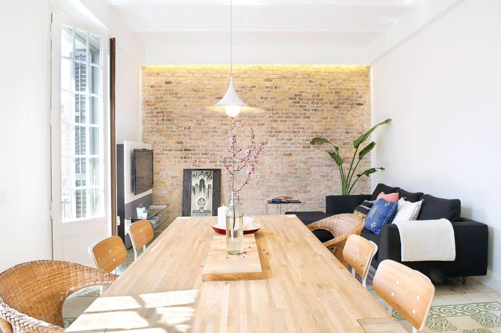 This is an example of a scandinavian dining room in Madrid.