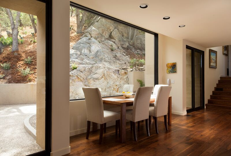 Idées déco pour une grande salle à manger ouverte sur la cuisine contemporaine avec un mur beige, un sol en bois brun et aucune cheminée.