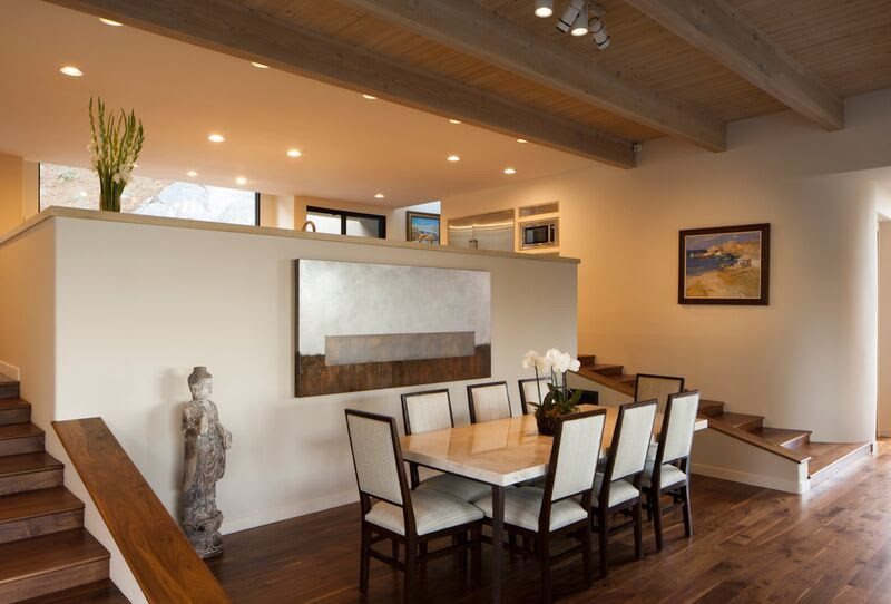 Esempio di una grande sala da pranzo aperta verso il soggiorno contemporanea con pareti beige, pavimento in legno massello medio e nessun camino