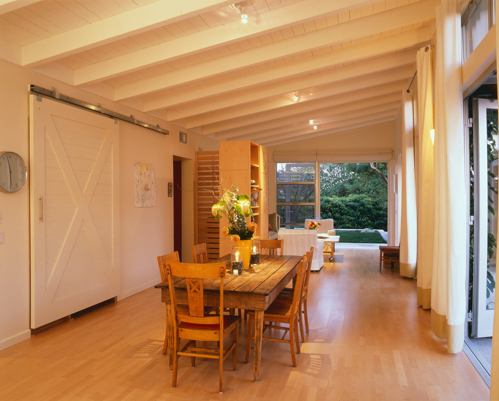 Modernes Esszimmer mit beiger Wandfarbe und braunem Holzboden in Santa Barbara