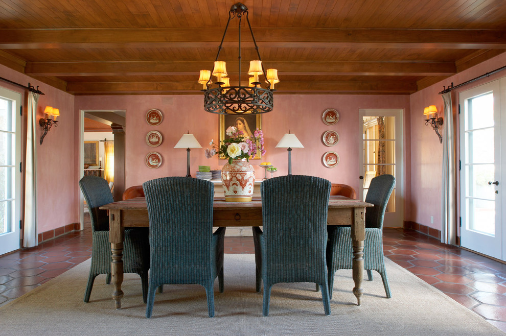 Стильный дизайн: большая отдельная столовая в средиземноморском стиле с розовыми стенами, полом из терракотовой плитки и красным полом без камина - последний тренд