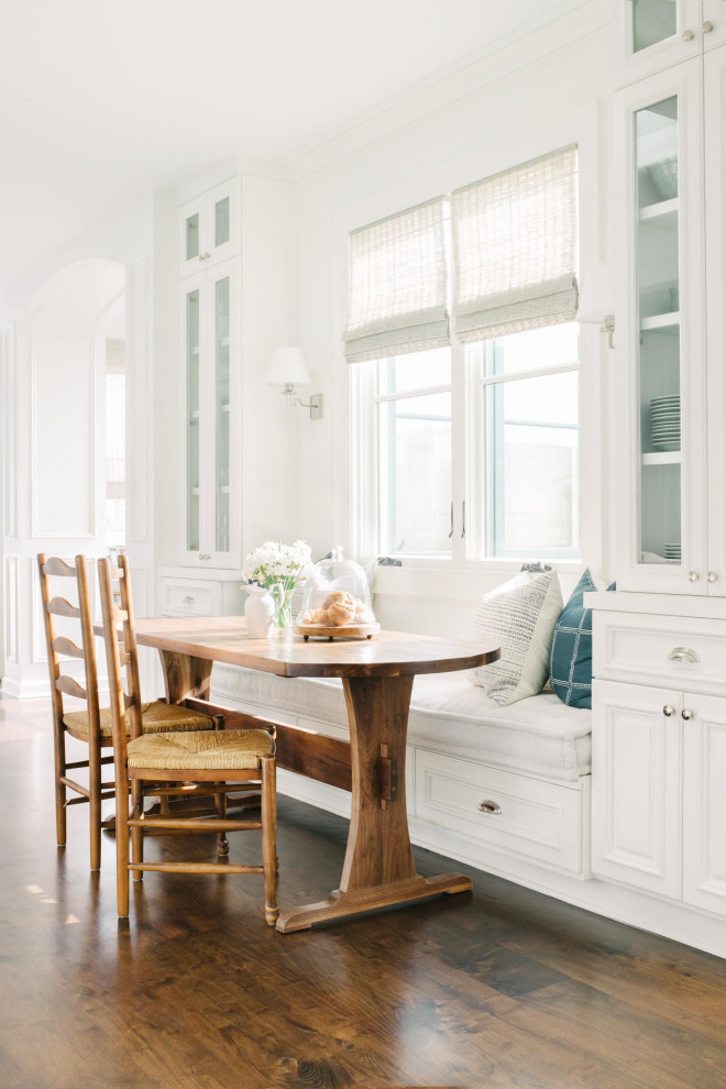 Foto di un angolo colazione stile marinaro con pareti bianche, parquet scuro e pavimento marrone