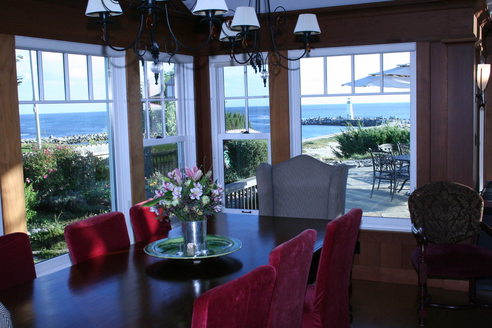 Idee per una sala da pranzo stile marino chiusa e di medie dimensioni con pareti marroni e pavimento in legno massello medio