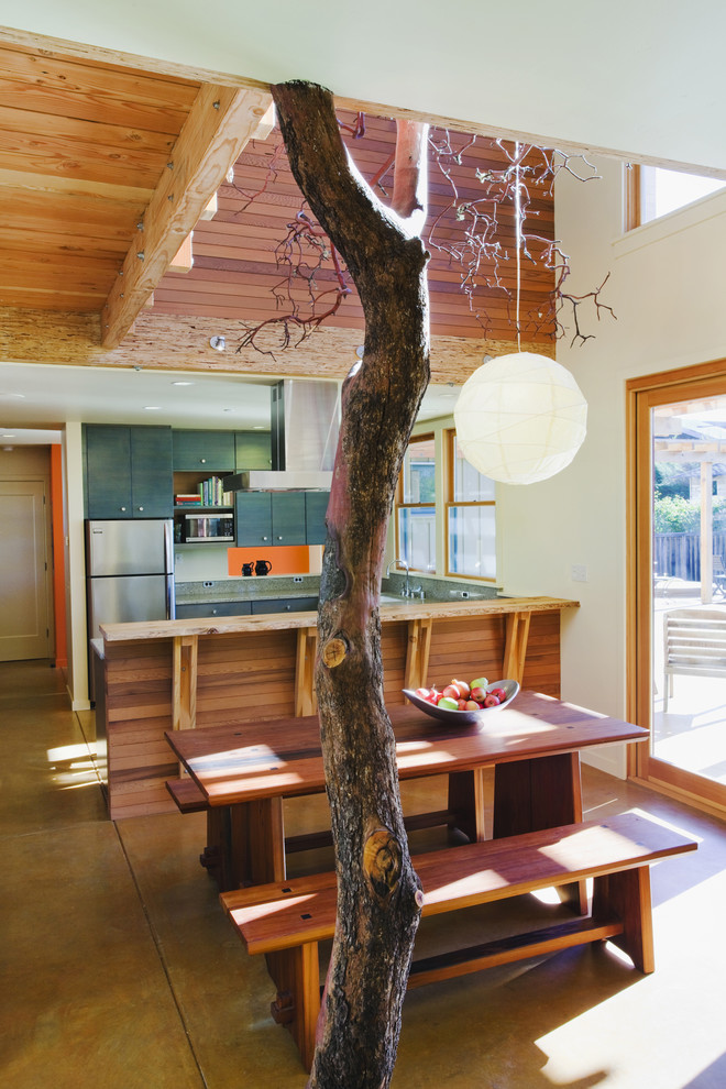 Idee per una sala da pranzo aperta verso il soggiorno stile rurale di medie dimensioni con pareti bianche e pavimento in cemento