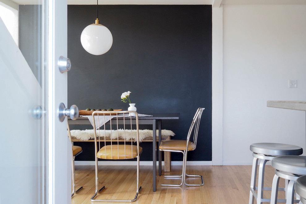 Immagine di una sala da pranzo aperta verso il soggiorno design di medie dimensioni con pareti bianche, nessun camino, pavimento beige e parquet chiaro
