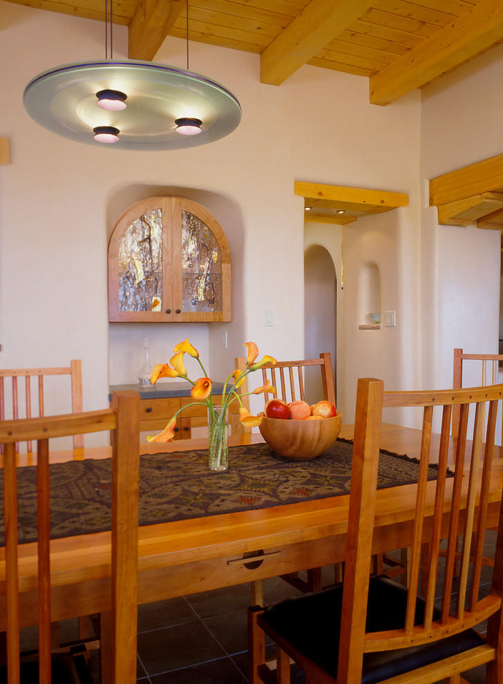 Cette image montre une salle à manger sud-ouest américain avec éclairage.