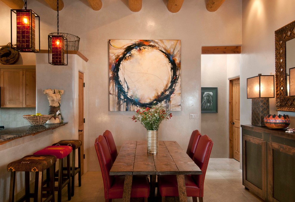 Idee per una sala da pranzo aperta verso la cucina stile americano di medie dimensioni con pareti beige e nessun camino
