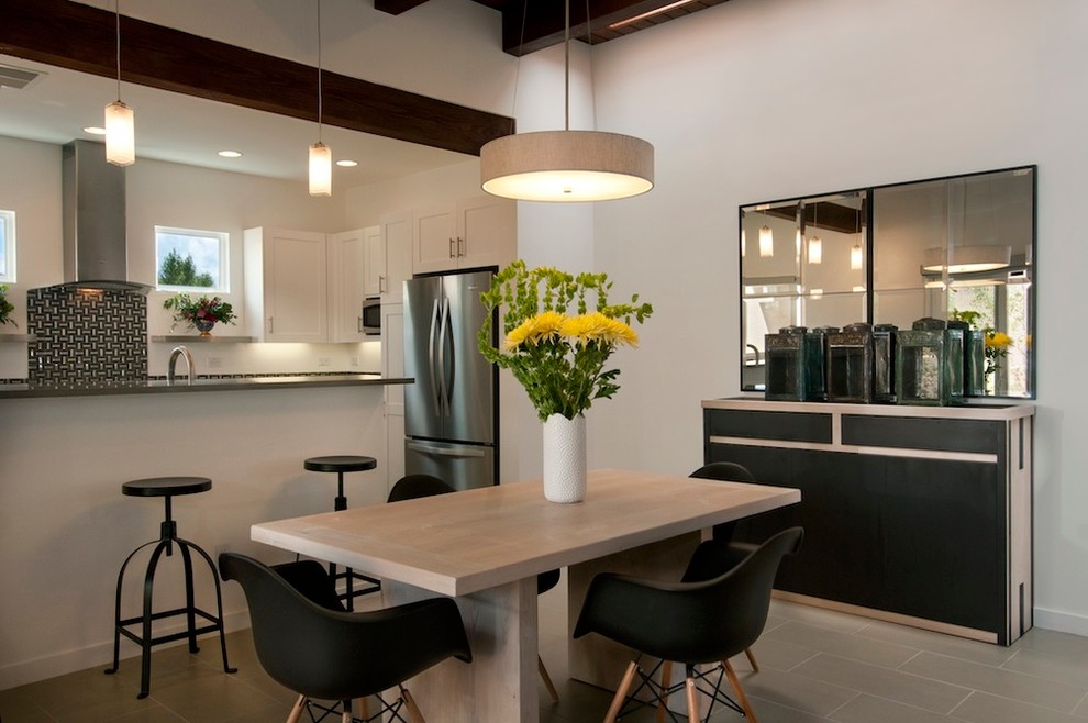 Стильный дизайн: кухня-столовая среднего размера в современном стиле с белыми стенами и полом из керамогранита - последний тренд