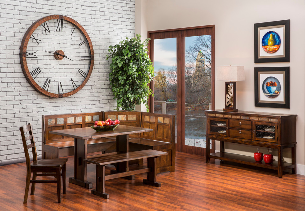Esempio di una sala da pranzo aperta verso il soggiorno minimalista di medie dimensioni con pareti beige, pavimento in legno massello medio e nessun camino