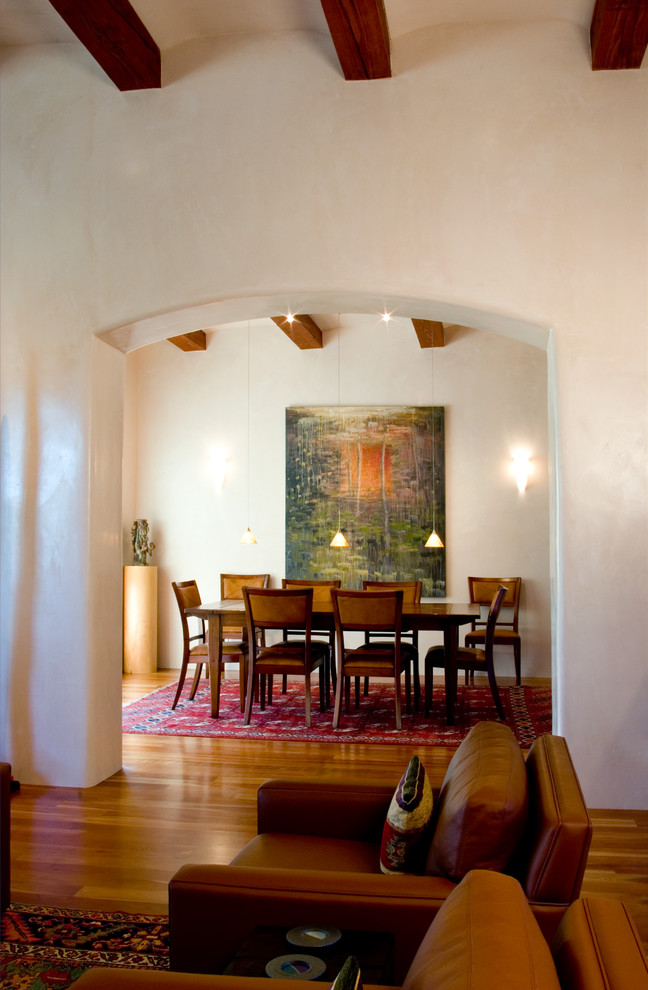 Esempio di una grande sala da pranzo stile americano chiusa con pareti bianche, pavimento in legno massello medio e nessun camino