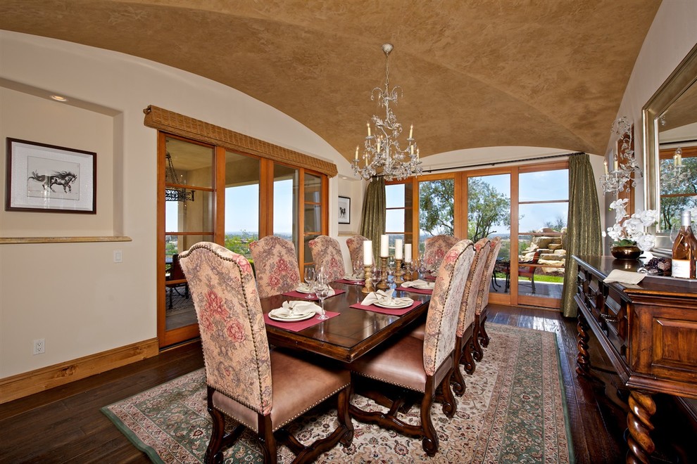 Idee per un'ampia sala da pranzo aperta verso il soggiorno mediterranea con pareti beige e pavimento in legno massello medio