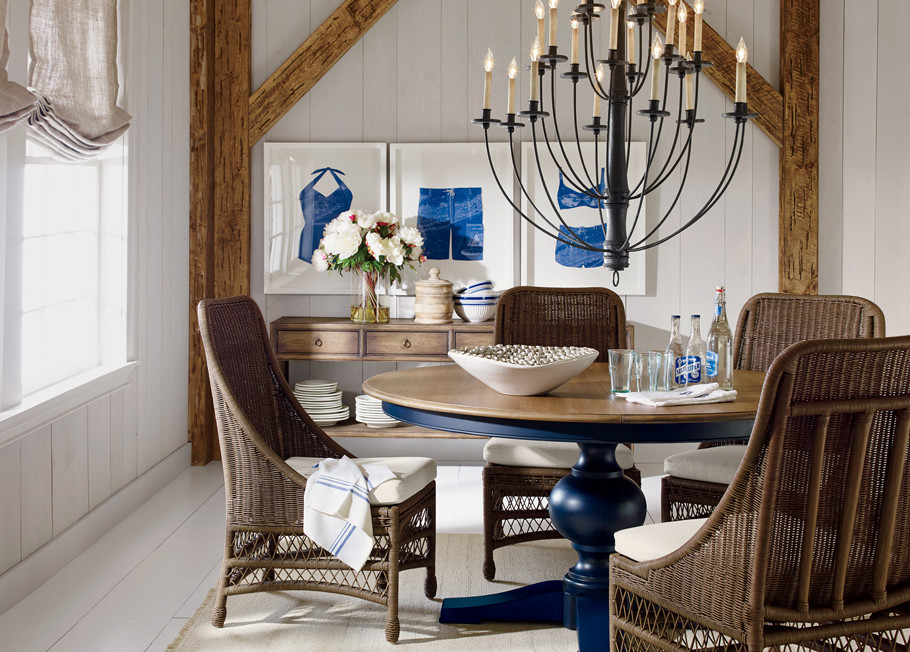 Foto di una piccola sala da pranzo aperta verso il soggiorno stile marino con pareti bianche e pavimento in legno verniciato