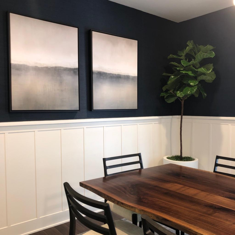 Idee per una sala da pranzo aperta verso la cucina country di medie dimensioni con pareti blu, parquet scuro e pavimento marrone