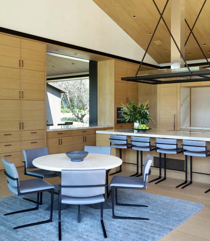 Moderne Wohnküche ohne Kamin mit hellem Holzboden in Los Angeles