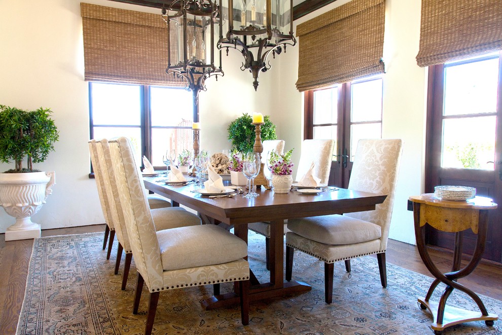 Imagen de comedor tradicional grande abierto sin chimenea con paredes blancas, suelo de madera en tonos medios y suelo marrón