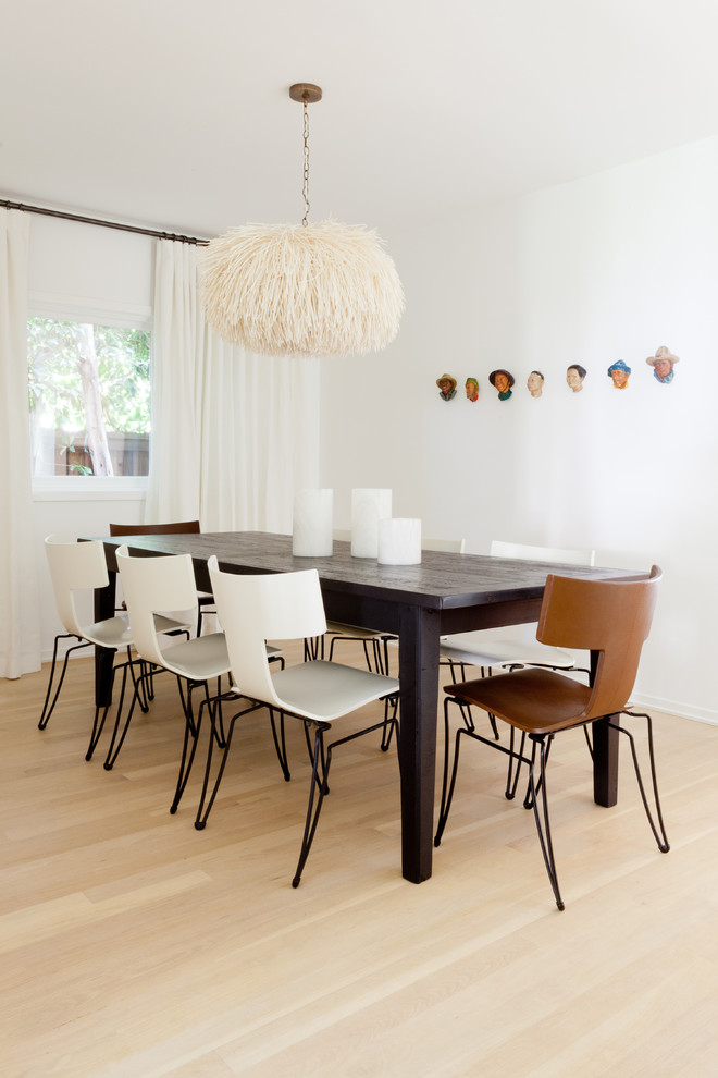 Foto di un'ampia sala da pranzo aperta verso la cucina design con pareti bianche e parquet chiaro