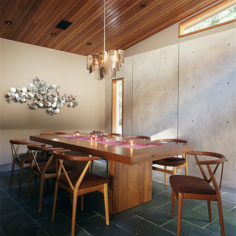 Inspiration pour une salle à manger traditionnelle avec un mur beige.