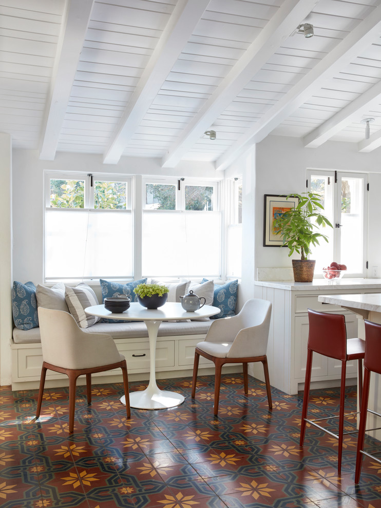 Esempio di una sala da pranzo aperta verso la cucina mediterranea con pareti bianche e pavimento con piastrelle in ceramica