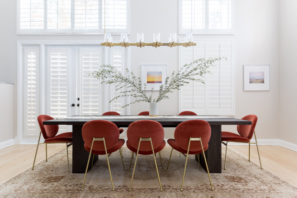 Ispirazione per una sala da pranzo aperta verso la cucina tradizionale di medie dimensioni con pareti beige, parquet chiaro e pavimento beige