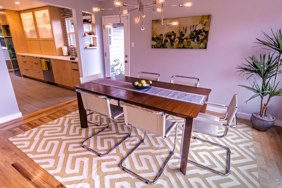 Exemple d'une salle à manger moderne de taille moyenne avec un mur blanc et un sol en bois brun.