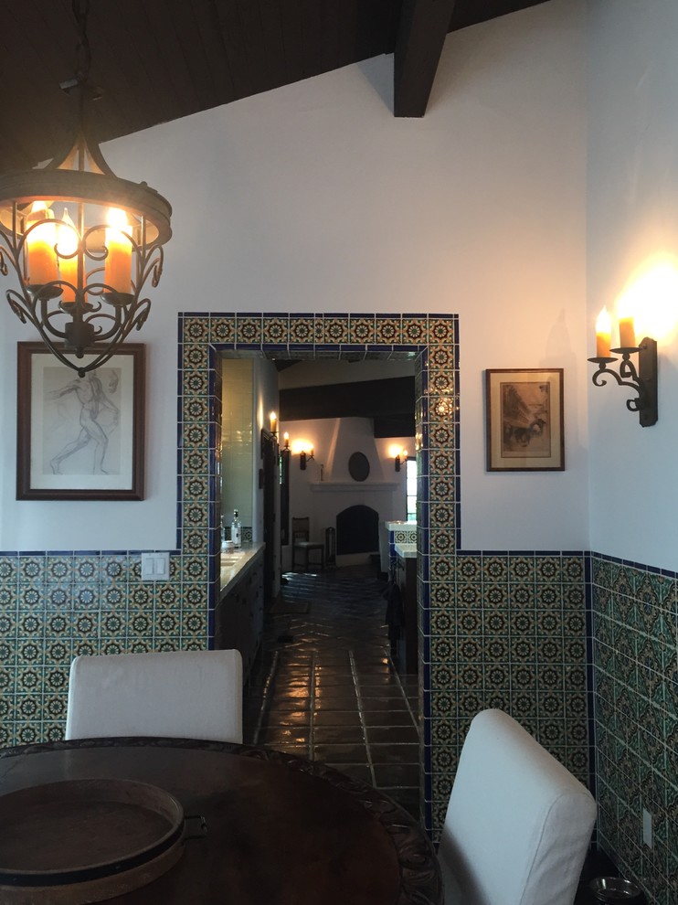Geschlossenes, Mittelgroßes Mediterranes Esszimmer ohne Kamin mit weißer Wandfarbe, Terrakottaboden und schwarzem Boden in Santa Barbara