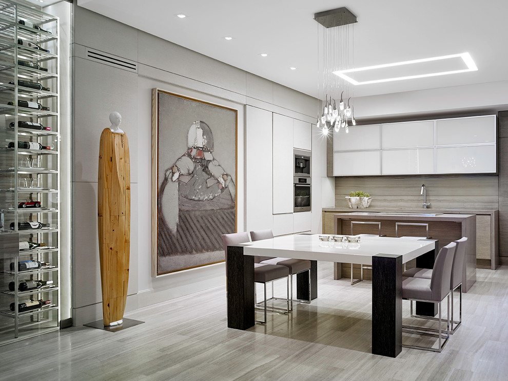 Immagine di una sala da pranzo aperta verso la cucina minimal con pareti bianche e pavimento grigio