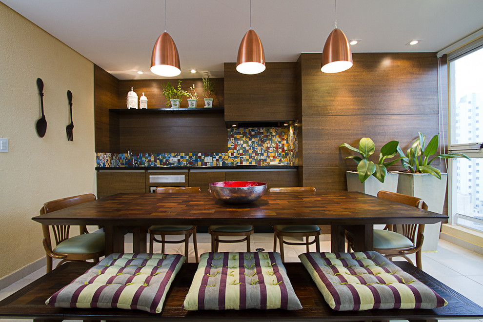 Aménagement d'une salle à manger contemporaine avec un mur beige.