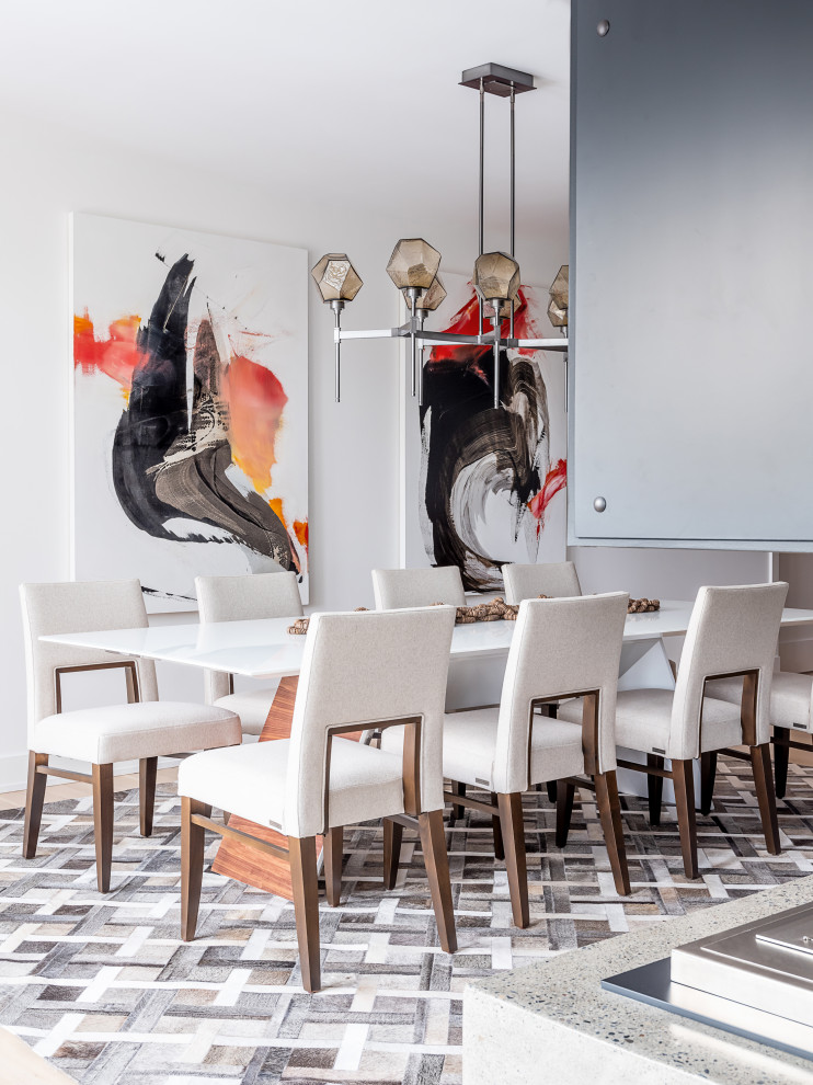 Foto di una grande sala da pranzo aperta verso il soggiorno design con pareti bianche e pavimento beige