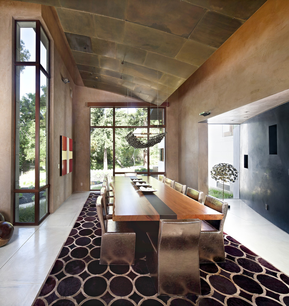 На фото: столовая в современном стиле с бетонным полом