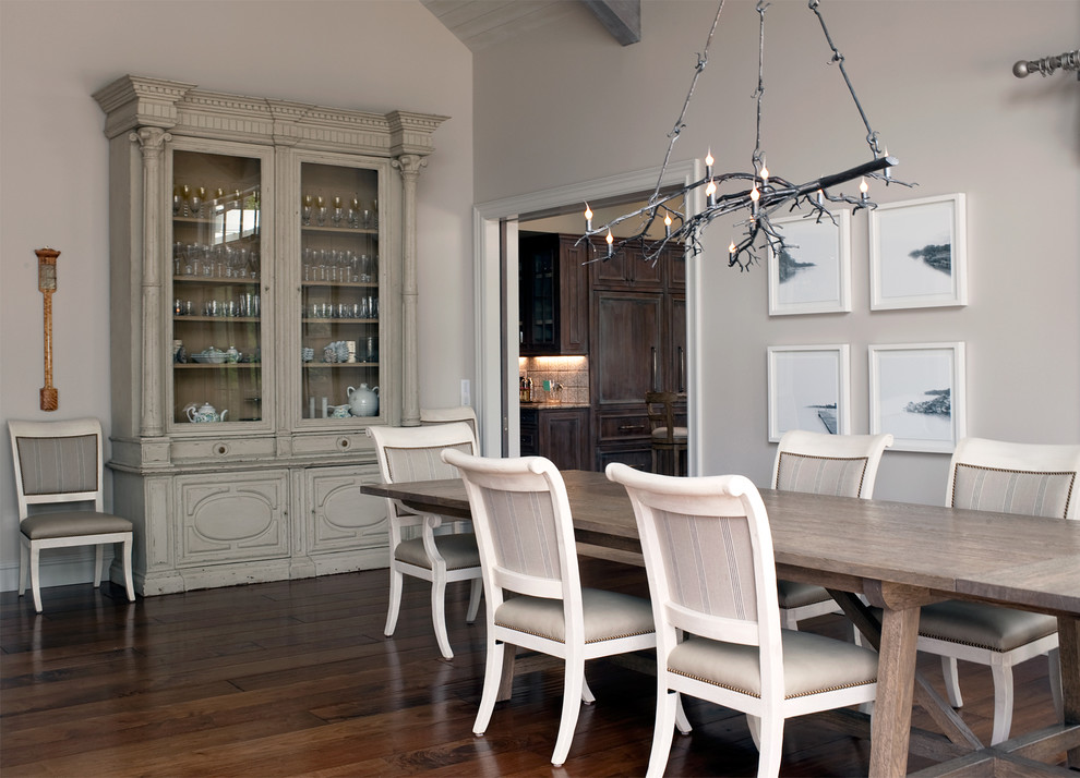 Imagen de comedor clásico grande sin chimenea con paredes blancas y suelo de madera en tonos medios