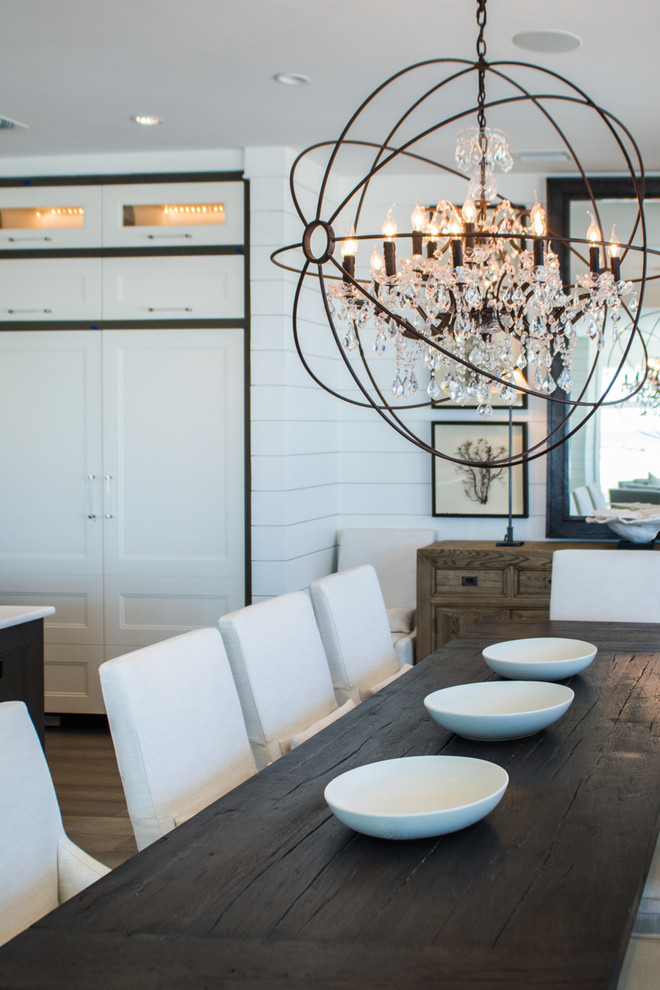 На фото: кухня-столовая в морском стиле с белыми стенами и светлым паркетным полом с