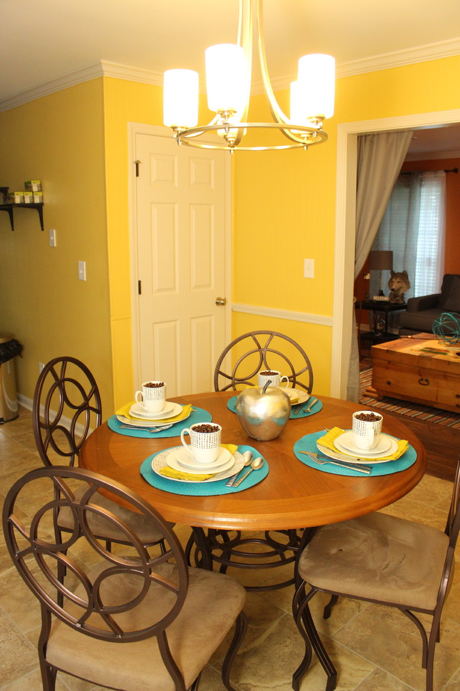 Imagen de comedor de cocina de estilo americano pequeño sin chimenea con paredes amarillas y suelo de baldosas de cerámica
