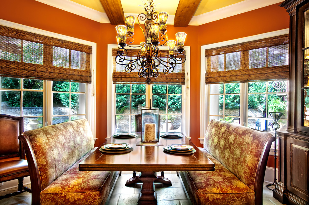 Стильный дизайн: большая кухня-столовая в средиземноморском стиле с оранжевыми стенами и полом из травертина без камина - последний тренд