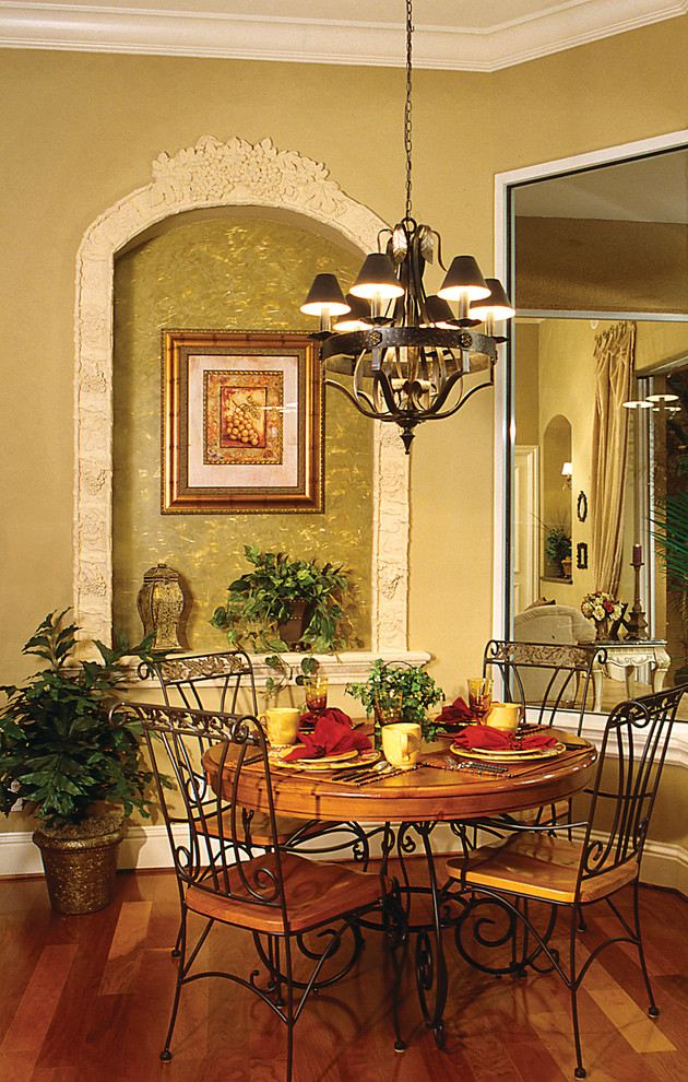 Foto di una sala da pranzo aperta verso il soggiorno mediterranea di medie dimensioni con pareti beige, pavimento in legno massello medio e nessun camino