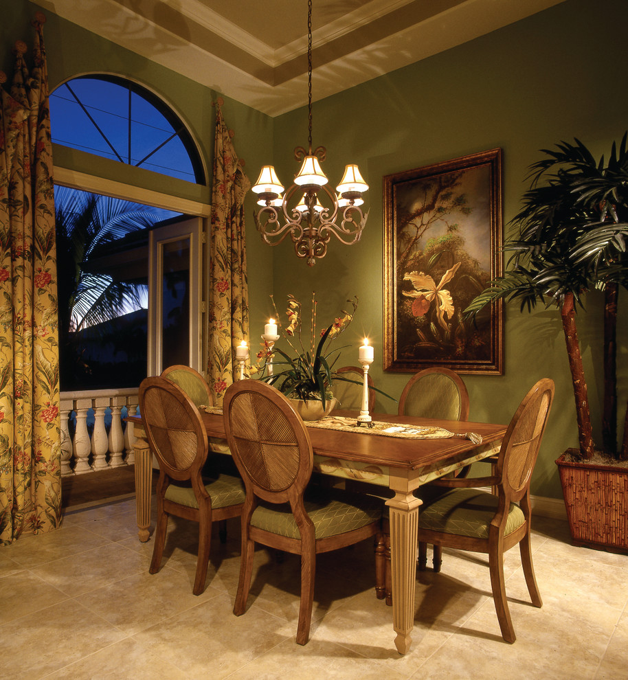 Ispirazione per una grande sala da pranzo mediterranea chiusa con pareti verdi, pavimento con piastrelle in ceramica e nessun camino