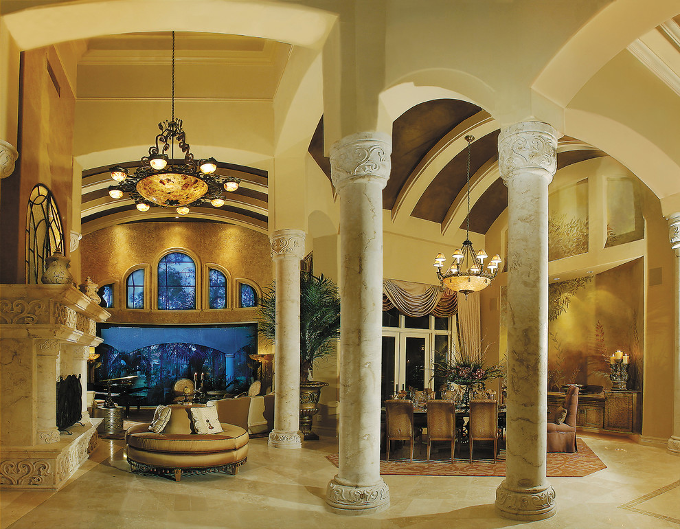 Стильный дизайн: большая гостиная-столовая в средиземноморском стиле с бежевыми стенами, полом из травертина, стандартным камином и фасадом камина из камня - последний тренд