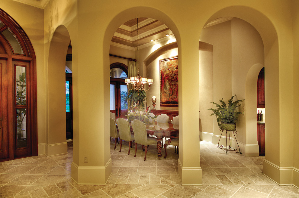 Geschlossenes, Großes Mediterranes Esszimmer ohne Kamin mit beiger Wandfarbe und Travertin in Miami