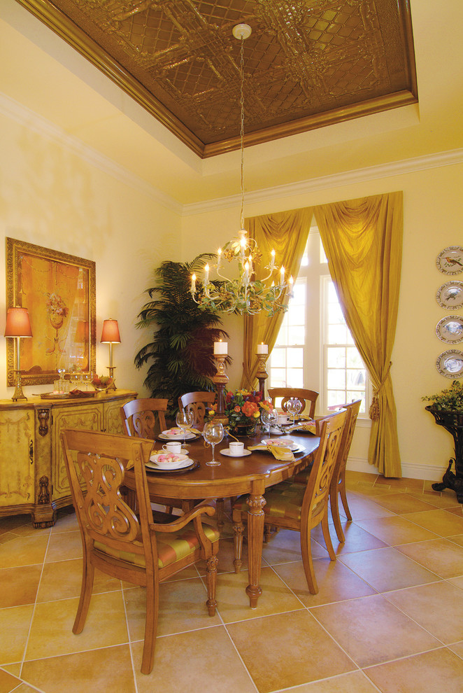 Geschlossenes, Mittelgroßes Landhausstil Esszimmer ohne Kamin mit beiger Wandfarbe und Keramikboden in Miami