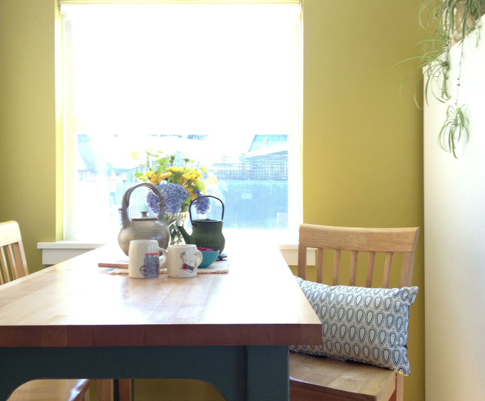 Пример оригинального дизайна: кухня-столовая среднего размера в современном стиле с зелеными стенами и светлым паркетным полом