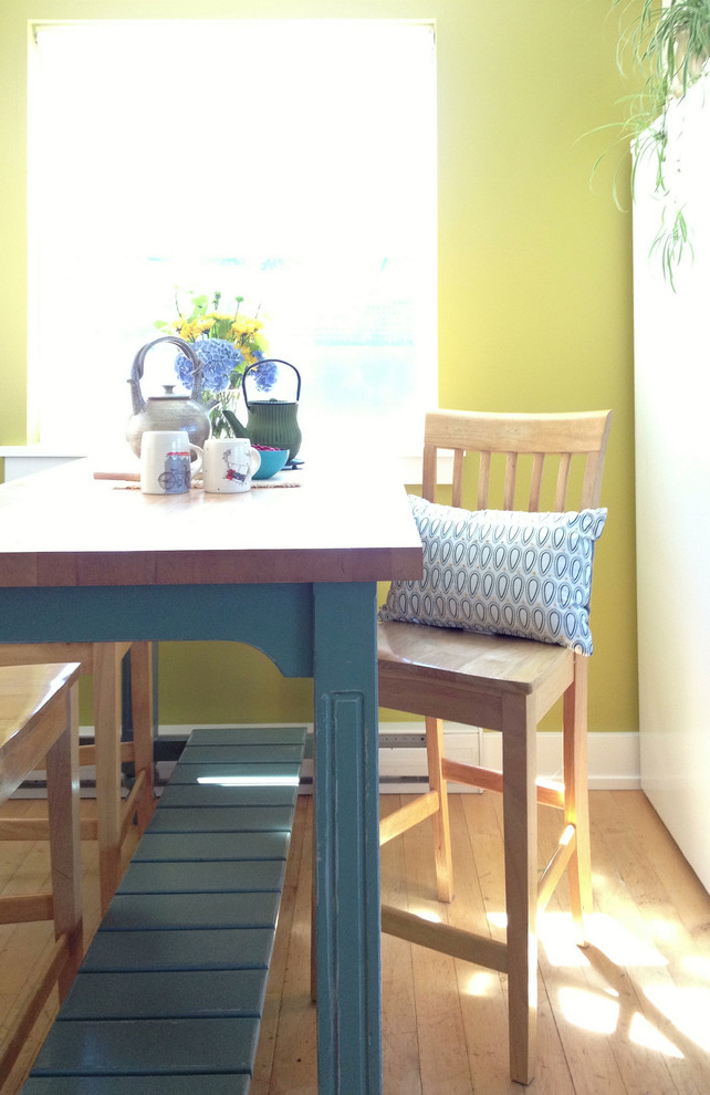 На фото: кухня-столовая среднего размера в современном стиле с зелеными стенами и светлым паркетным полом