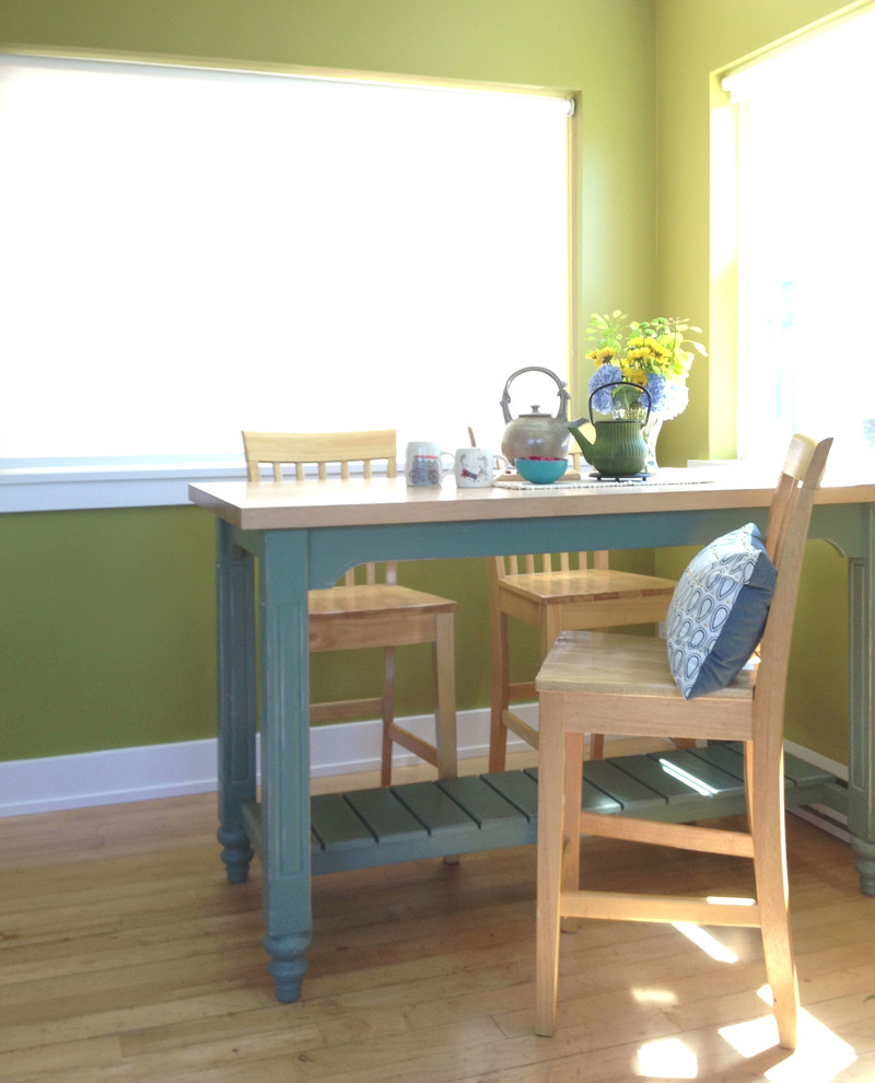 Foto de comedor contemporáneo de tamaño medio abierto con paredes verdes y suelo de madera clara