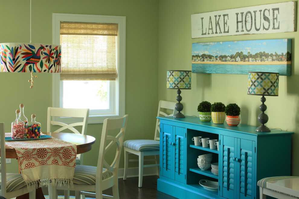Источник вдохновения для домашнего уюта: маленькая гостиная-столовая в морском стиле с зелеными стенами и паркетным полом среднего тона без камина для на участке и в саду