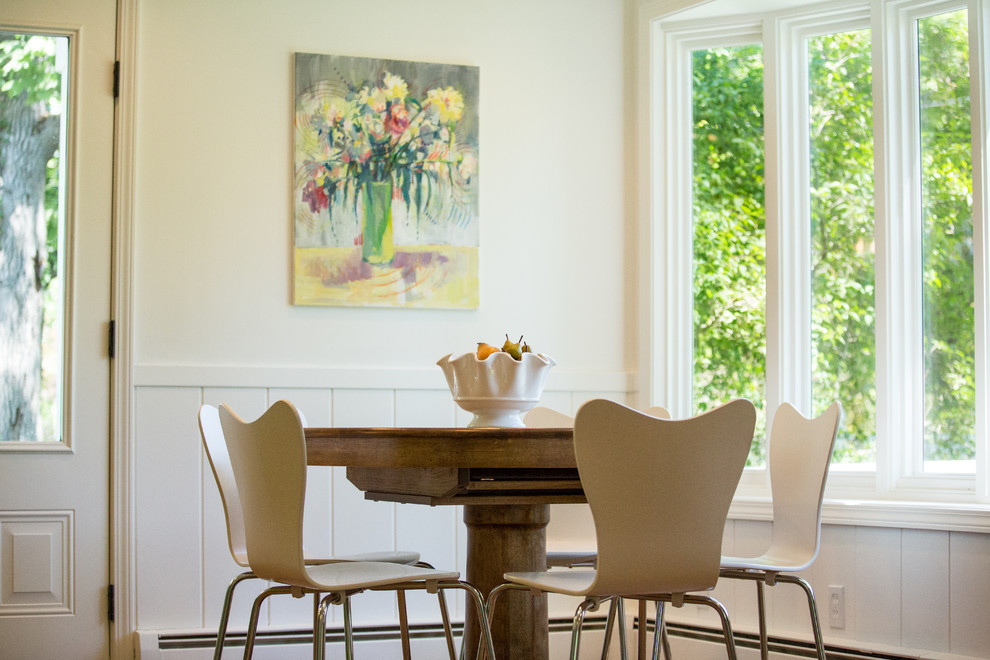 Inspiration pour une petite salle à manger ouverte sur la cuisine vintage avec un mur blanc, un sol en bois brun et aucune cheminée.