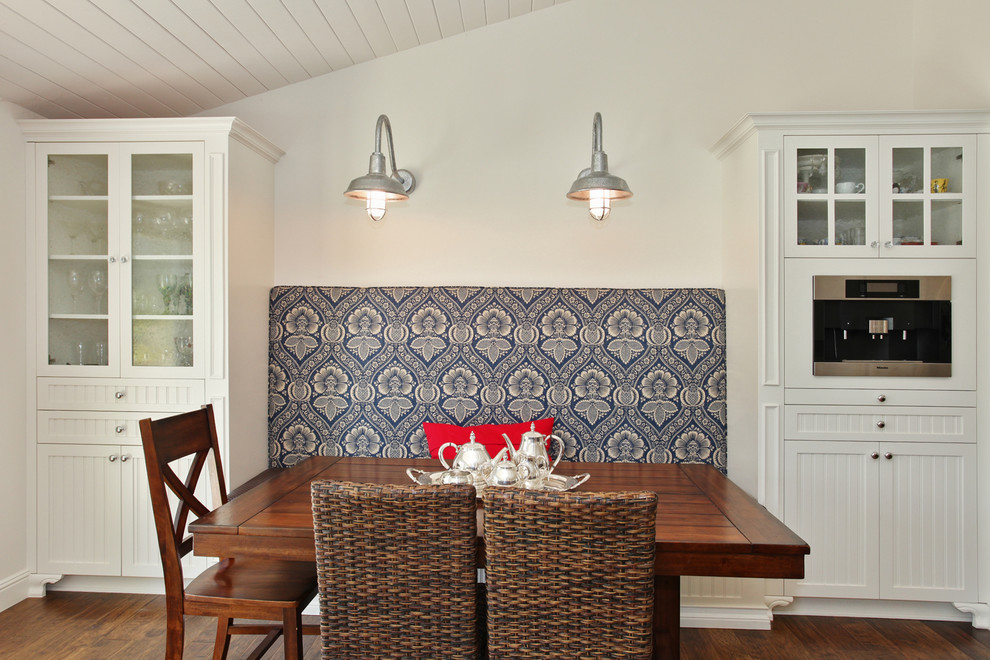 Exemple d'une salle à manger ouverte sur la cuisine chic avec un mur blanc et parquet foncé.