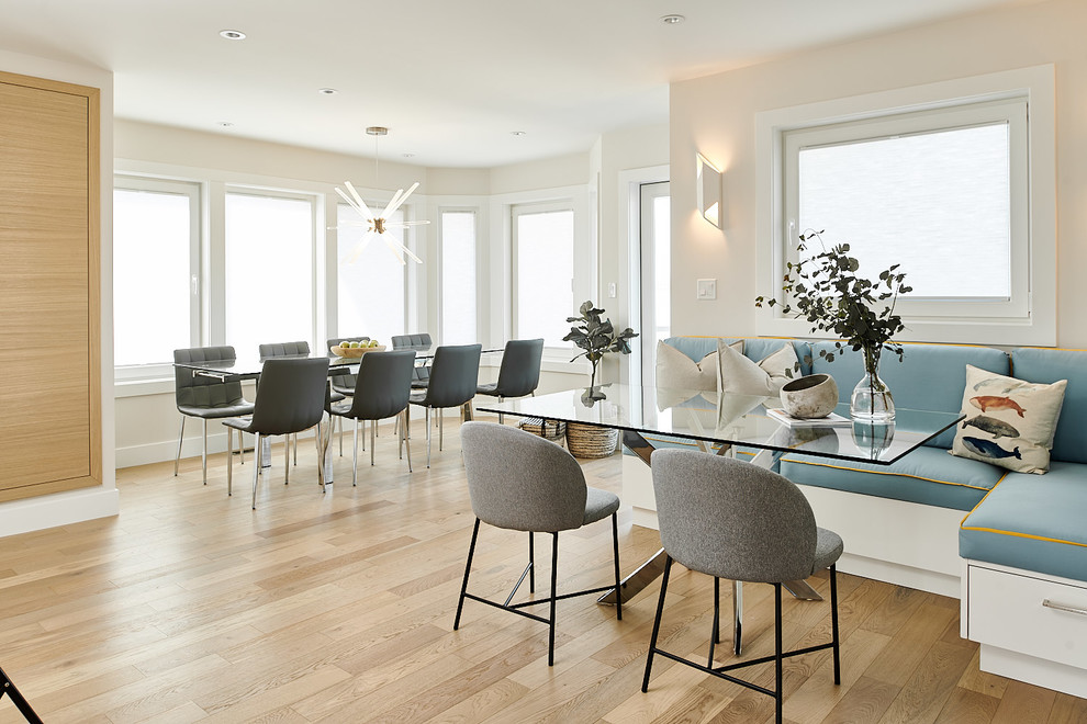 Idee per una sala da pranzo aperta verso la cucina scandinava di medie dimensioni con pareti bianche, parquet chiaro e pavimento marrone