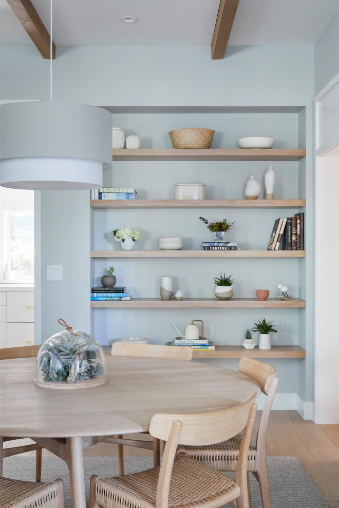 Idee per una sala da pranzo scandinava con pareti blu, parquet chiaro, pavimento beige e travi a vista